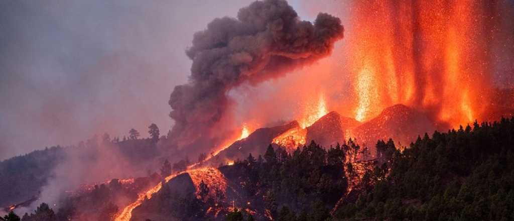 El volcán de La Palma entra en fase más explosiva y provoca confinamientos