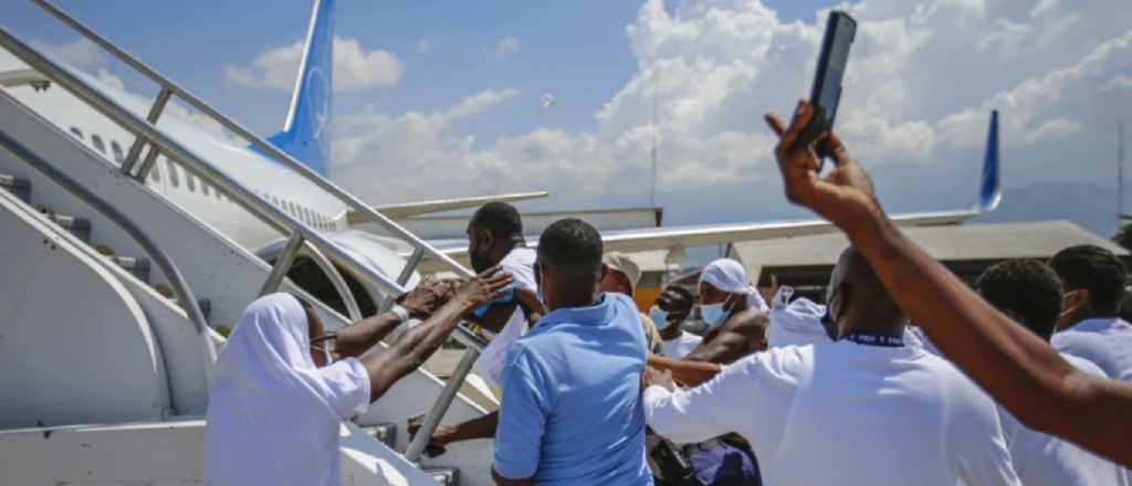 Haitianos deportados intentaron asaltar un avión para volver a EE.UU.
