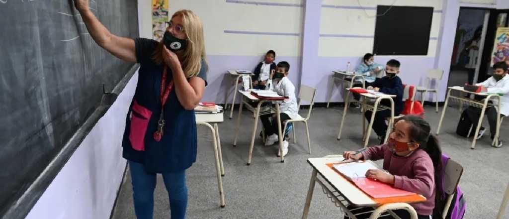 Mendoza otorgó un aumento por decreto del 44% a docentes y celadores