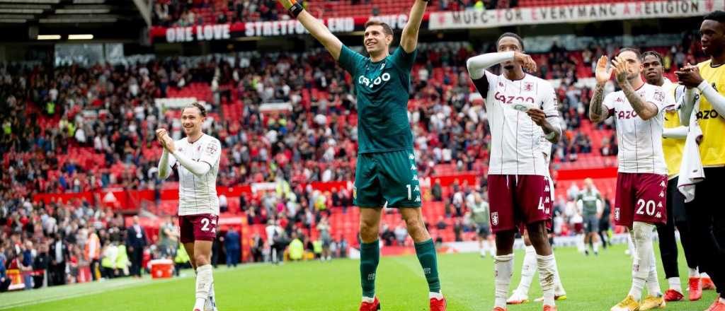 Dibu Martínez desafió a Cristiano Ronaldo y bailó en Old Trafford