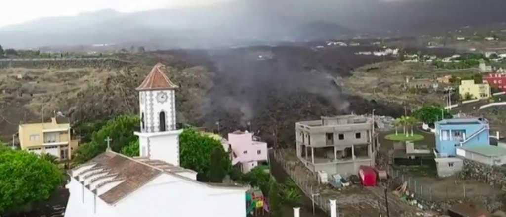 Video: el momento en que la lava "devora" una iglesia de La Palma