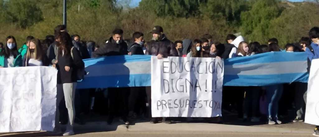 Alumnos del Liceo Agrícola reclaman mejoras edilicias