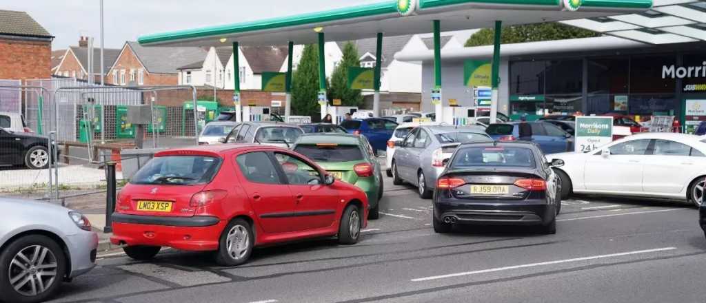 Videos: incidentes en Reino Unido por la falta de combustible