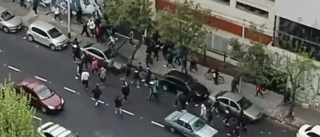 Videos: barras de Independiente, a los tiros en Avellaneda