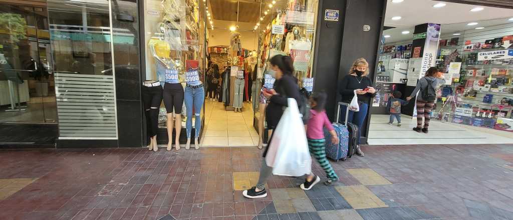 La venta de ropa creció en un año 22,8% pero faltan insumos