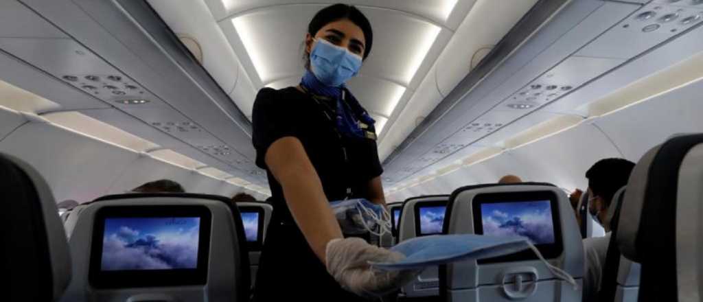 United Airlines despedirá a empleados no vacunados 