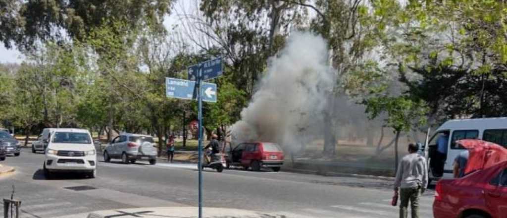 Video: un auto se incendió a metros del Parque