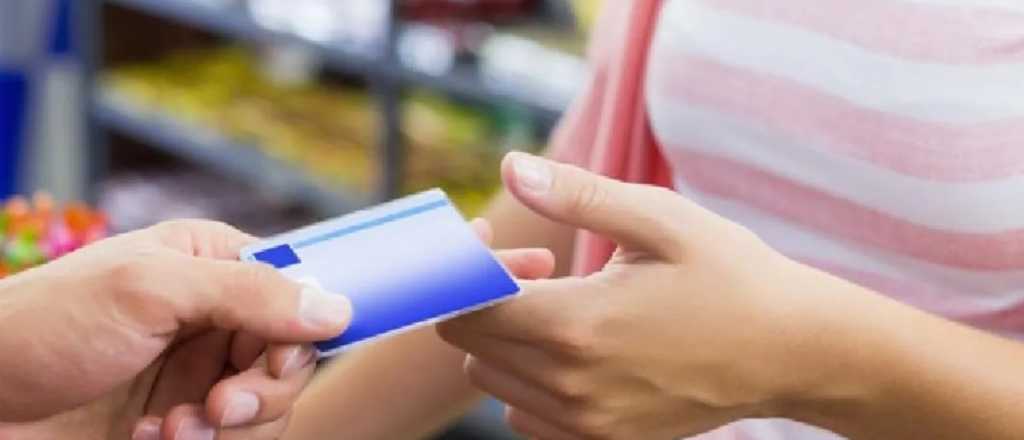 Aumenta el tope en compras con débito para sectores vulnerables