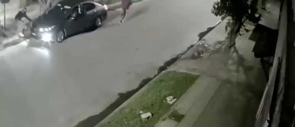 Video: un policía mató a dos ladrones que intentaron robarle el auto