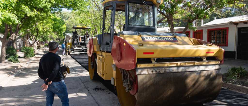 Continúan las obras de asfalto en los barrios de General Alvear