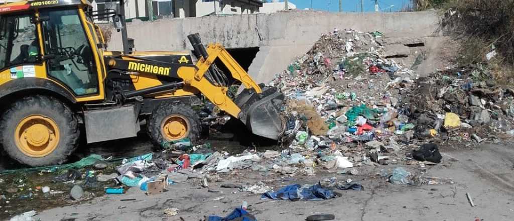 Impresionante cantidad de basura sacaron de un canal de Ciudad