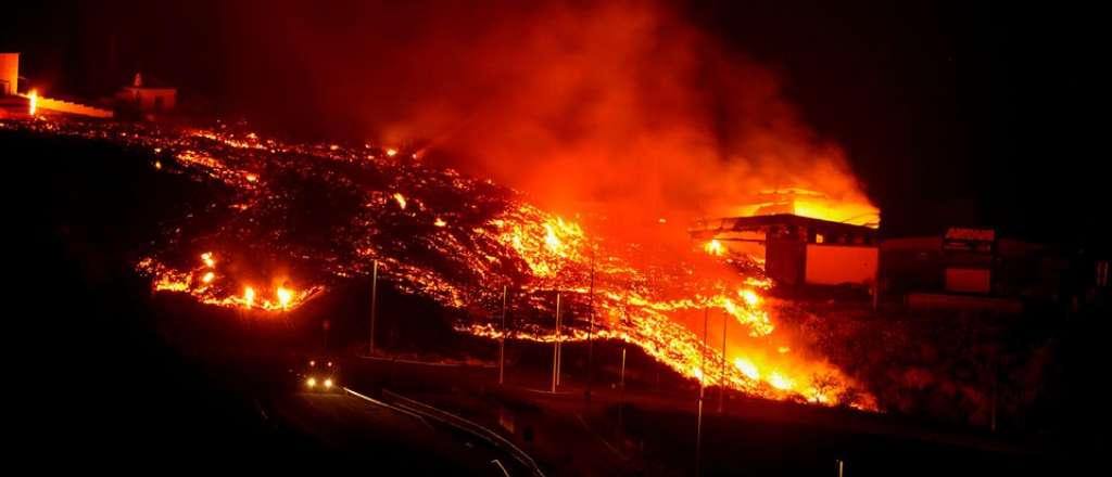 Más lava en el volcán en La Palma de España: cerraron el aeropuerto