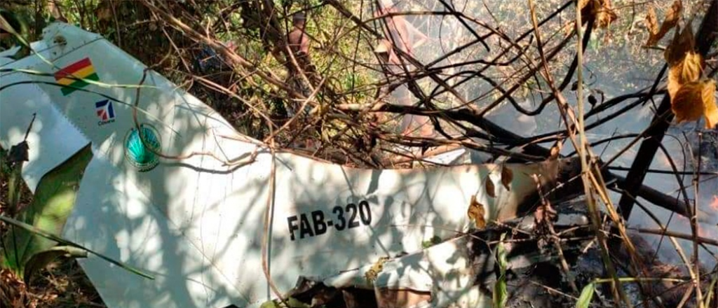 Seis muertos al caer un avión militar en Bolivia