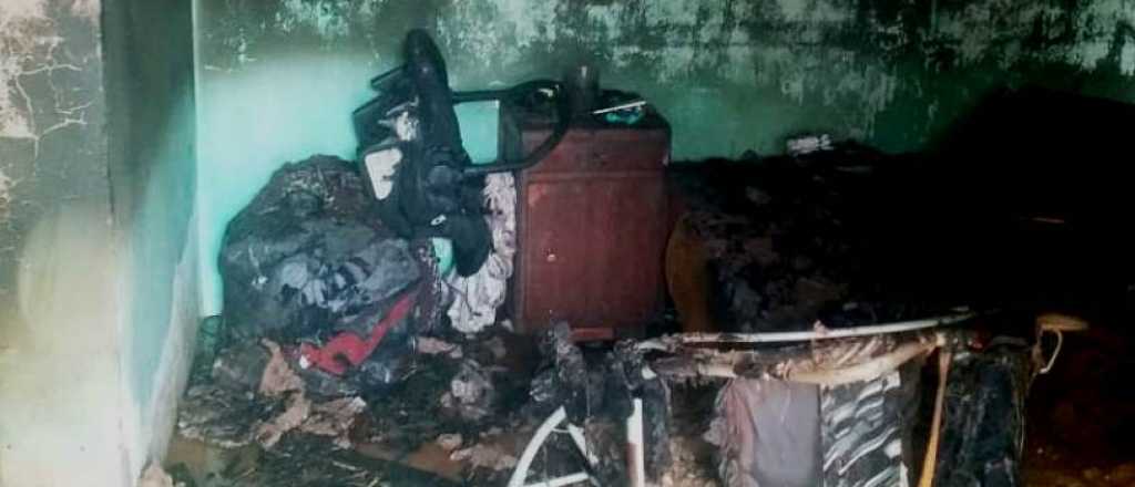 Una casa se incendi&oacute; en Guaymall&eacute;n y hubo p&eacute;rdidas totales