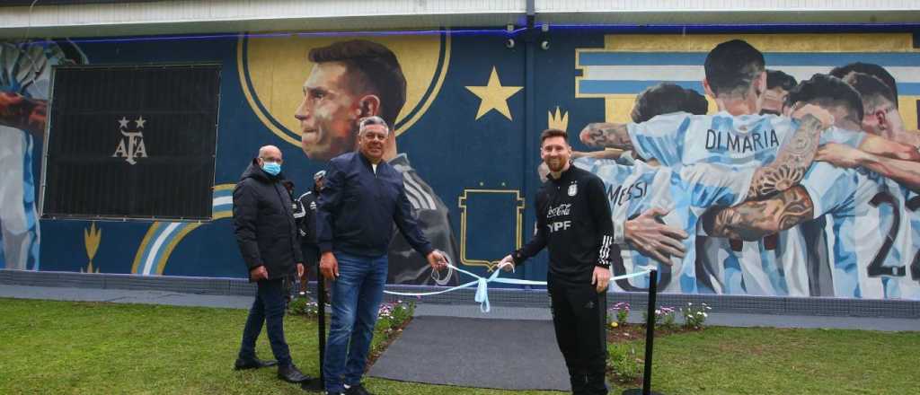 El plantel de la Selección descubrió un mural por el título de la Copa América