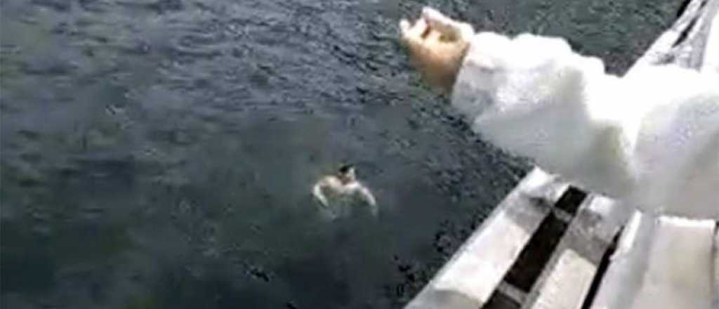 Video: un hombre se arrojó al lago Lácar y no pudieron rescatarlo