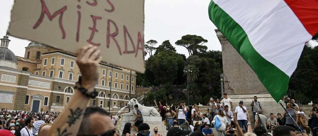 Antivacunas de Italia bloquearán un puerto si se exige el pase verde