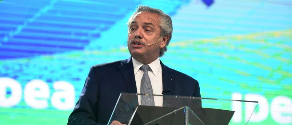 Alberto saludó a Charly mostrando todos los discos de su colección