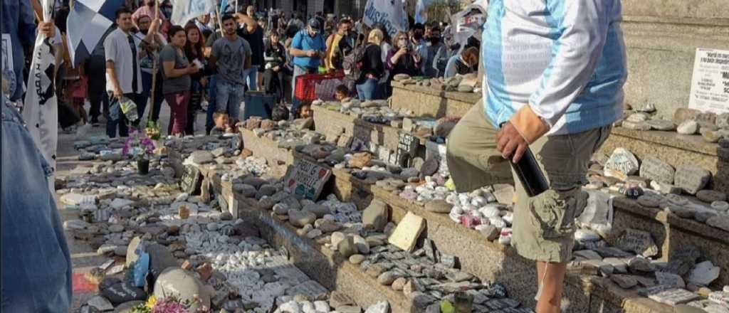 Militantes pisotearon piedras que recuerdan a víctimas del Covid