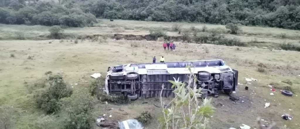 Tragedia en Ecuador: cayó un ómnibus al abismo y hay 11 muertos