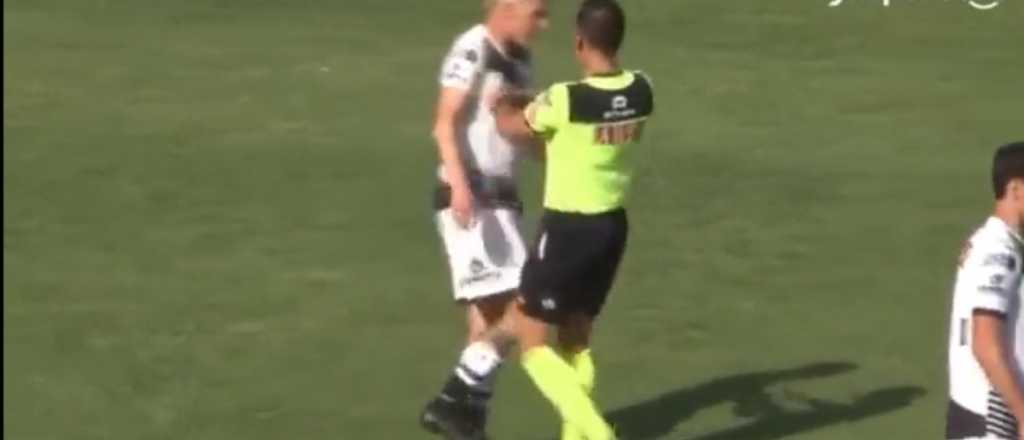 Video: terrible empujón de un árbitro a un jugador en el partido de la Lepra