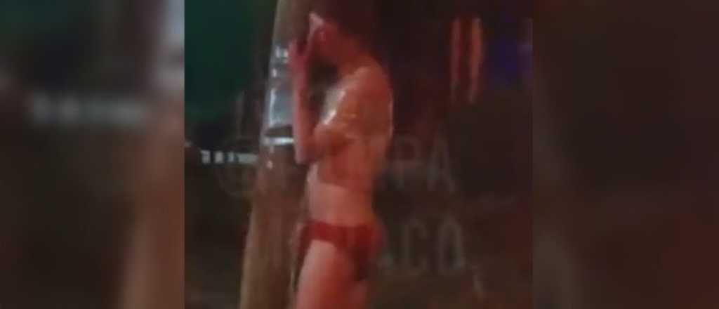 Video: un ladr&oacute;n fue golpeado, desnudado y atado por vecinos