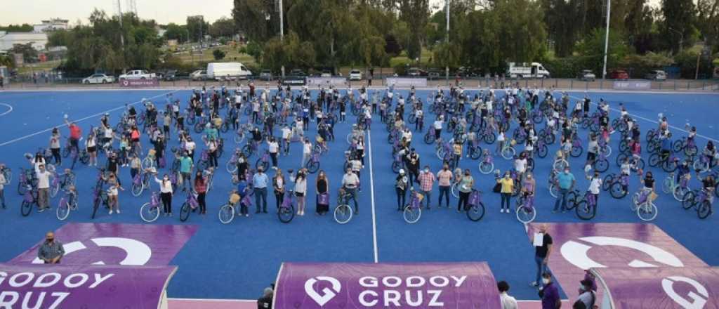 Godoy Cruz entreg&oacute; casi 200 bicicletas a abanderados y escoltas 