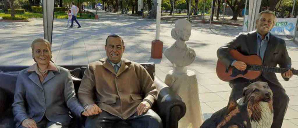 Gildo Insfrán instaló una estatua de Alberto y Dylan en una plaza