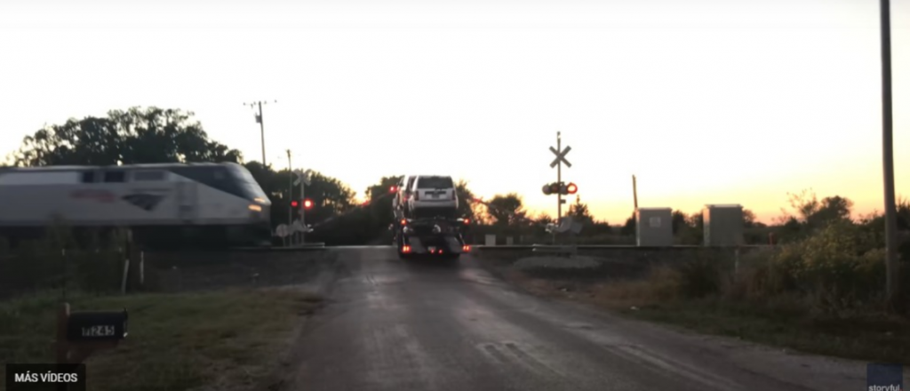 Impactante: un tren chocó a un camión cargado de autos