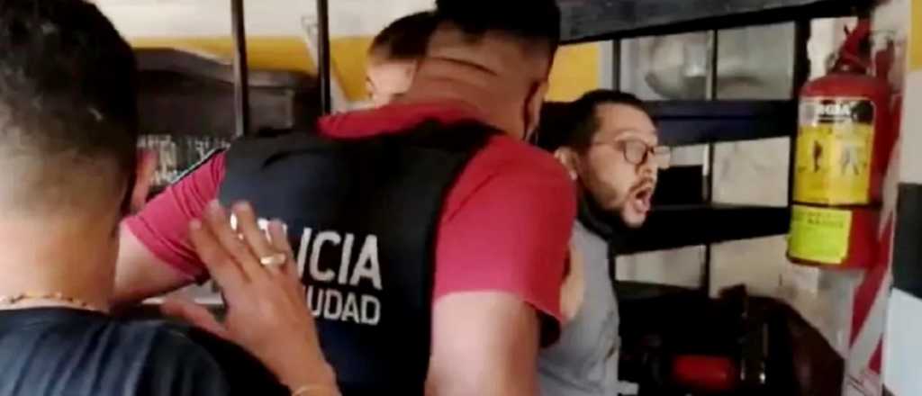 Videos: dueño de un restaurante tomó como rehenes a policías