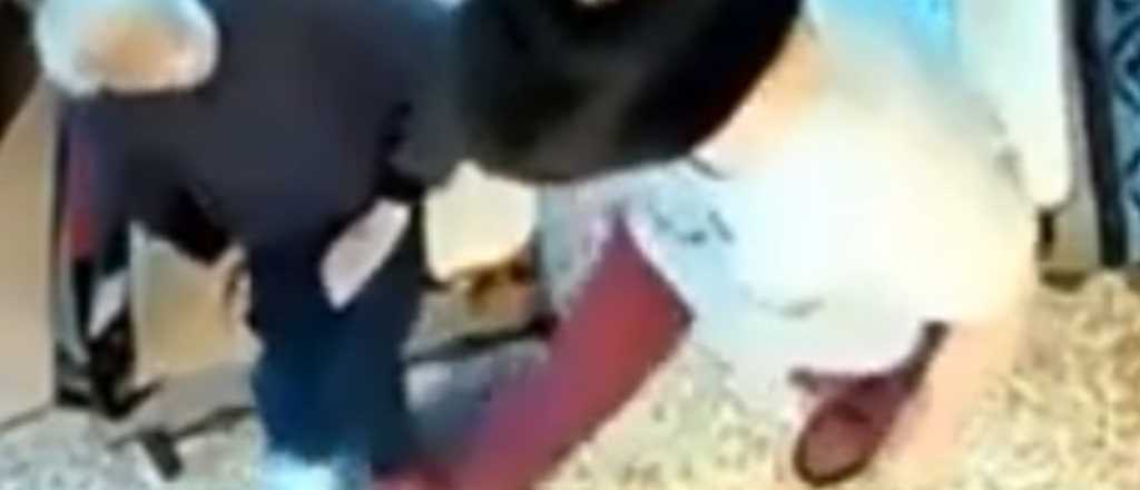 Video: filmaron a una mujer golpeando a la anciana que cuidaba