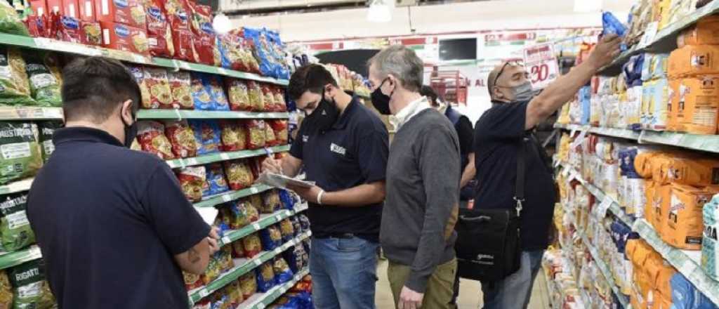 Supermercados chinos, "asustados" por militantes que controlan precios