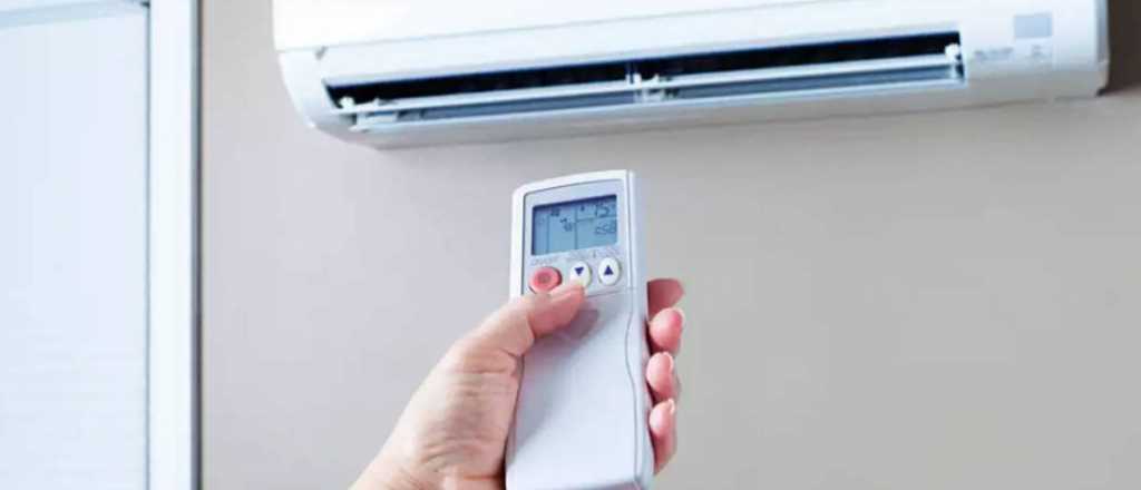 Cómo ahorrar electricidad al usar el aire acondicionado y la pava eléctrica