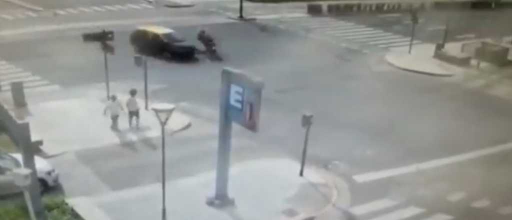 Terrible choque entre un taxi y una moto: muri&oacute; el motociclista