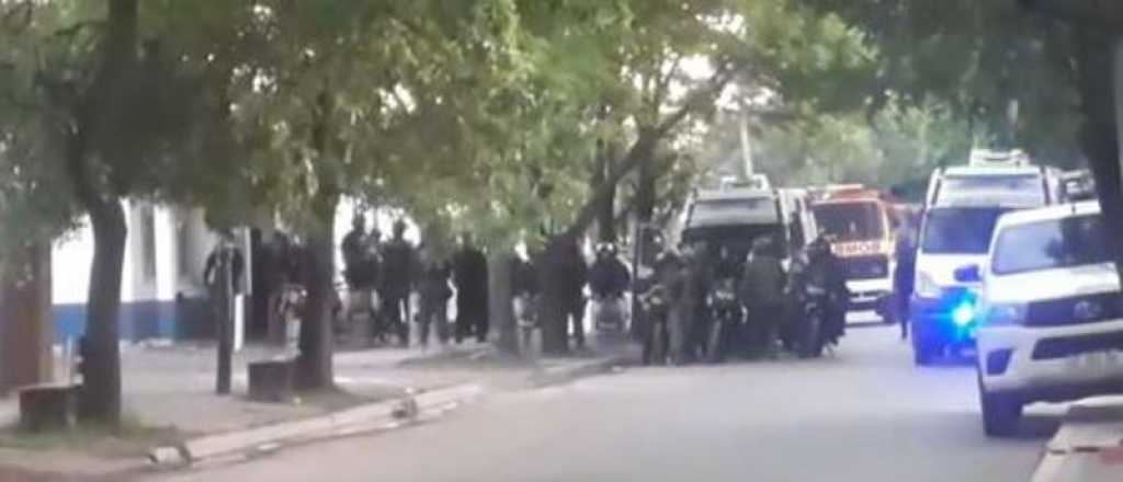 Motín en Ezeiza: presos tomaron de rehén a un policía