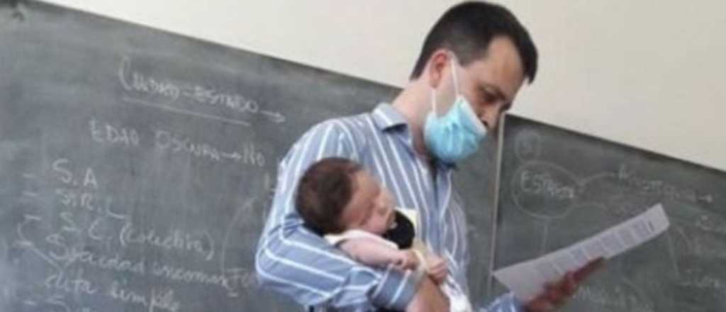 Un profesor cuidó a la beba de una alumna para que ella tome la clases