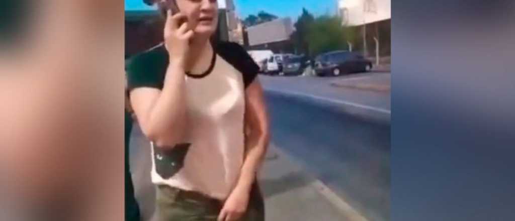 Video: una policía borracha quiso simular un abuso y fue suspendida