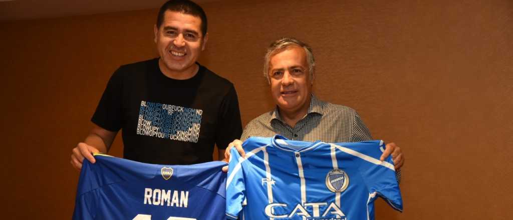 Cornejo y Riquelme intercambiaron camisetas de Boca y del Tomba