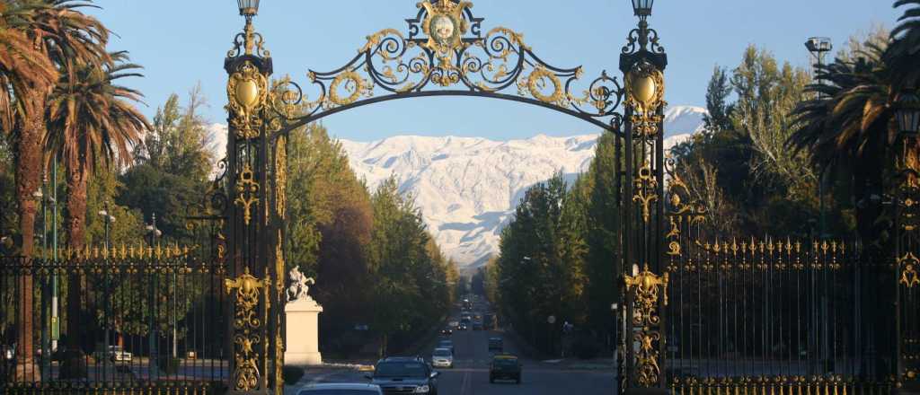 Una mujer borracha cayó con la camioneta en una acequia del Parque