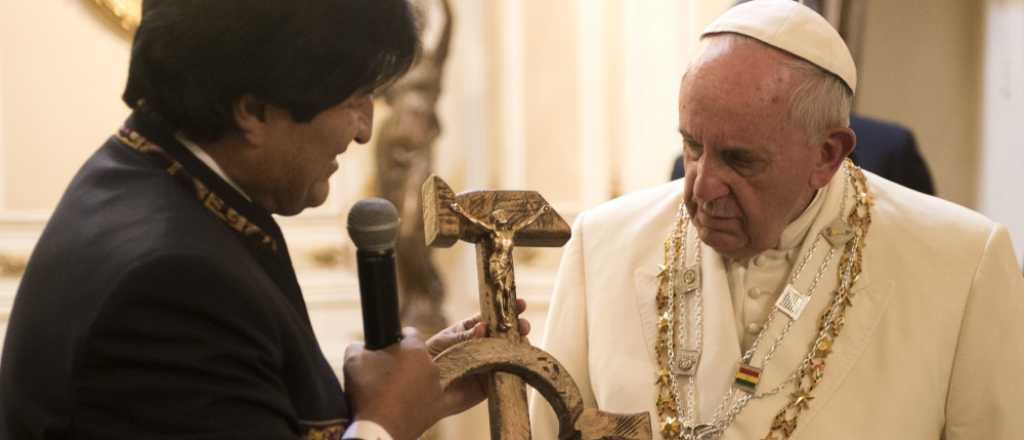 Evo Morales le regal&oacute; al Papa un curioso crucifijo