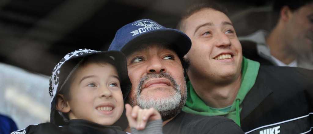 Maradona se comi&oacute; un asado y dio la charla en un partido de la B Metro