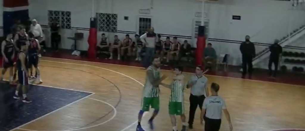 Video: quiso golpear al &aacute;rbitro en un partido de b&aacute;squet 