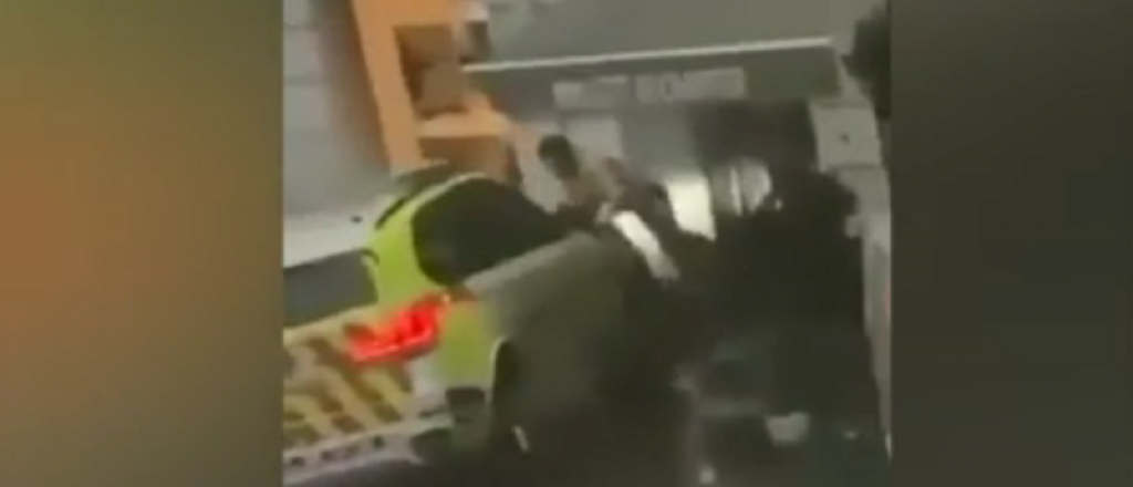 Video: acuchilló a varias personas al grito de "Alá es grande" y la Policía lo mató