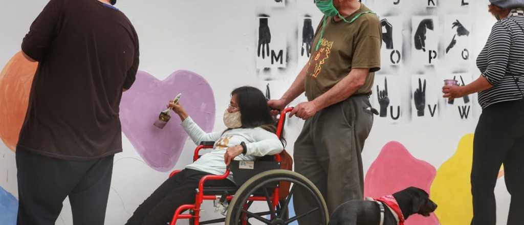 Luj&aacute;n de Cuyo pint&oacute; el mural "Colores de Mis Derechos"
