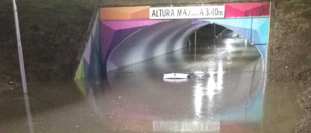 Videos: se inundó el túnel del Shopping y un conductor quedó atrapado
