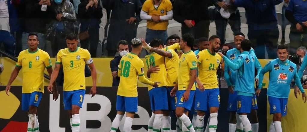 Ins&oacute;lito: burl&oacute; la seguridad, entr&oacute; al campo de juego y alz&oacute; a Neymar