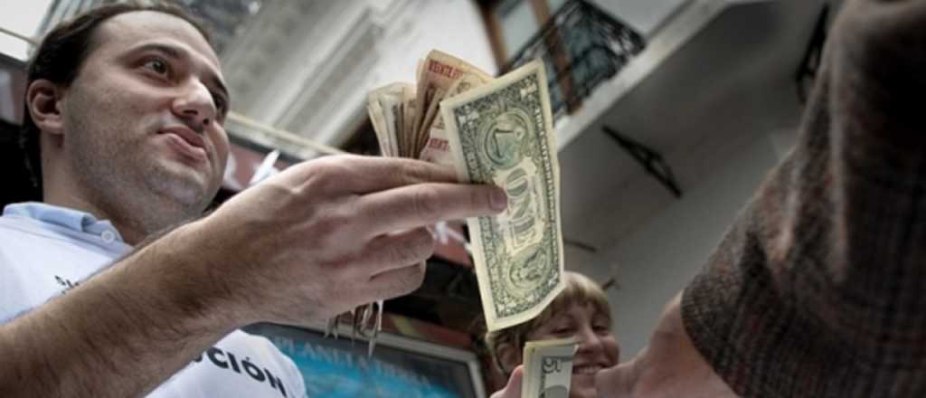 El dólar blue bajó 4 pesos pero continúa en la franja de los 200