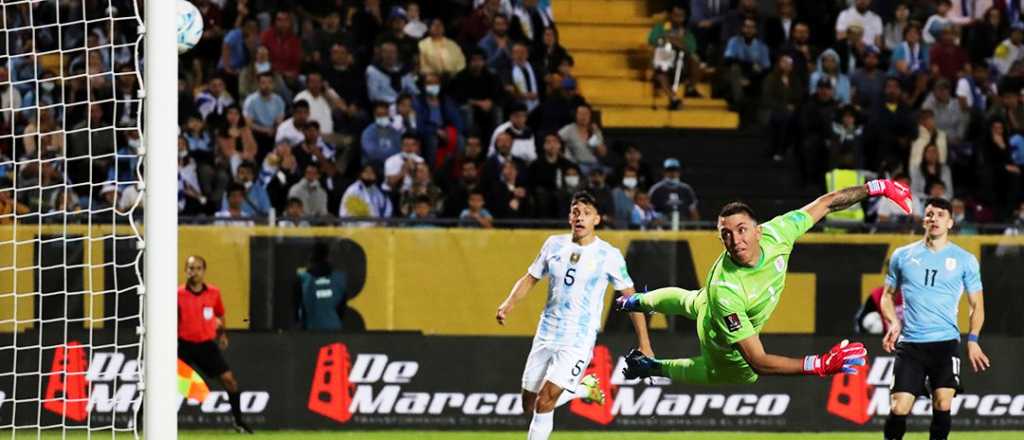 Argentina venció a Uruguay de milagro y metió un pie en el Mundial