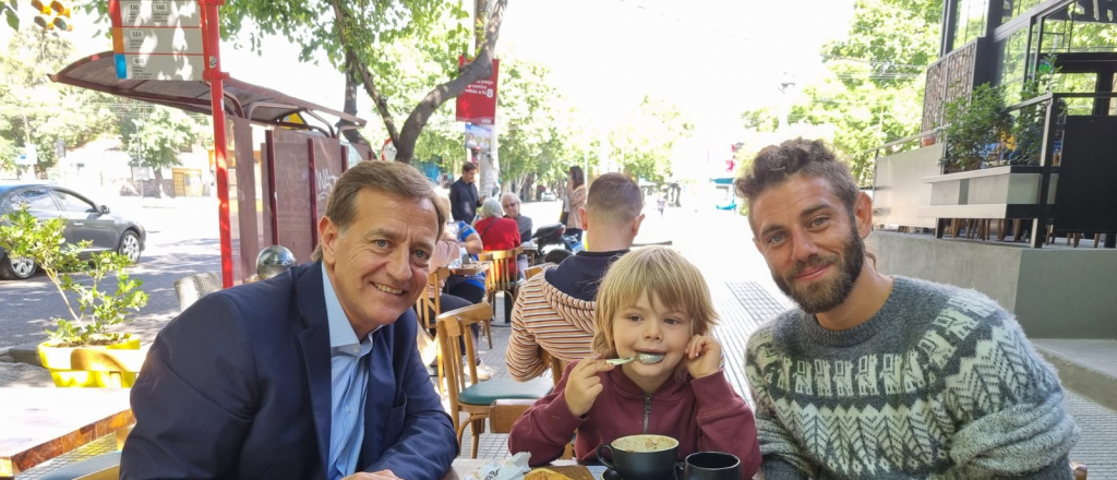 Junto a su hijo y nieto, así vive Suarez las elecciones