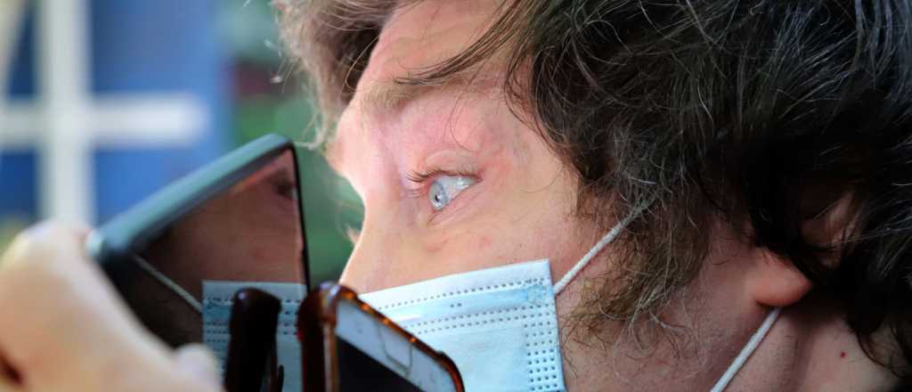 Tras negarse, Milei se vacunó porque "necesito facturar en el exterior"